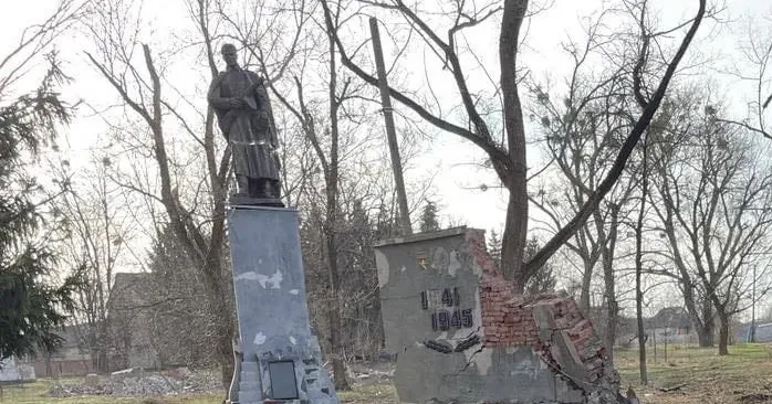Все, що залишилося від пам'ятника. Фото Вадима Познякова Внаслідок чергового авіаудару в Боровій частково знищено пам'ятник воїнам Другої світової війни