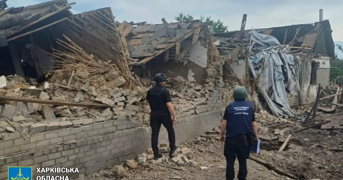Наслідки одного з бомбових ударів. Фото: Харківська обласна прокуратура. Наслідки одного з бомбових ударів.