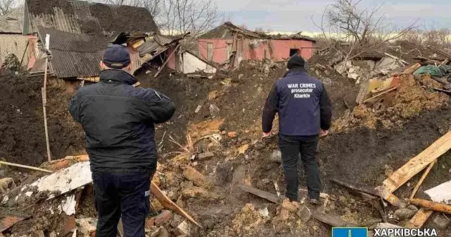 Під час останнього ворожого обстрілу в Боровій загинуло двоє людей і було зруйновано кілька будинків. Фото: Харківська обласна прокуратура Співробітники прокуратури оглядають місце обстрілу в селищі Борова