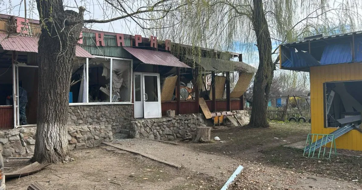 Наслідки обстрілу КАБами Борової. Фото із Телеграм-каналу Олега Синєгубова Зранку окупанти випустили по селищу кілька керованих авіабомб.