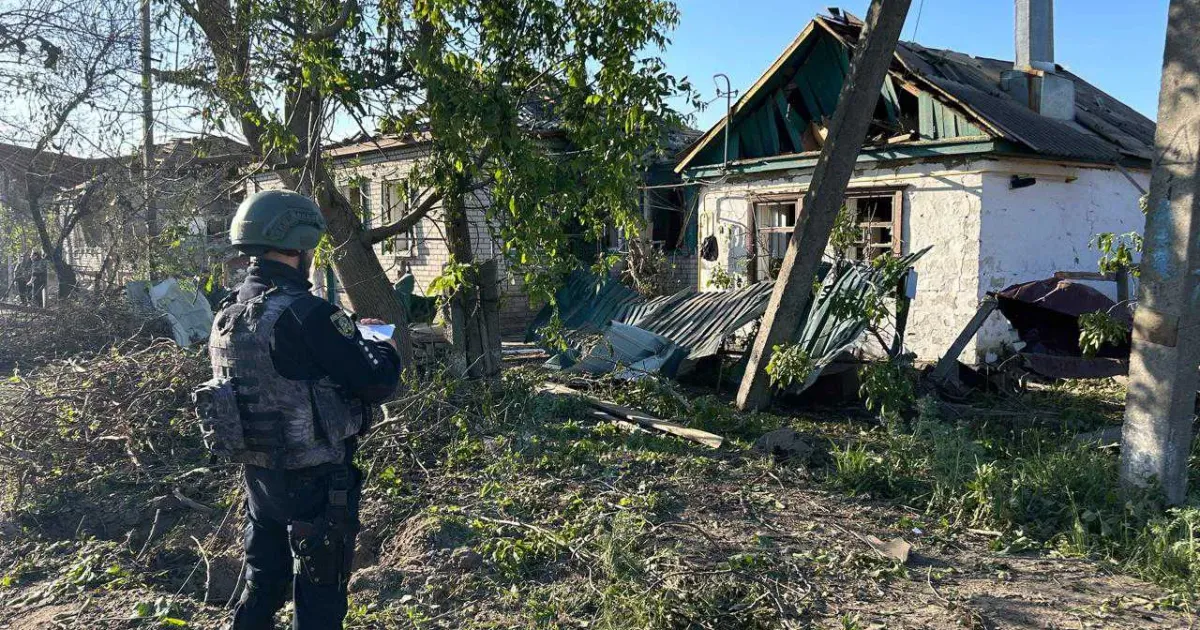 Наслідки обстрілу селища Борова. Приватний сектор. Фото: Національна поліція Наслідки обстрілу селища Борова. Приватний сектор. Фото: Національна поліція