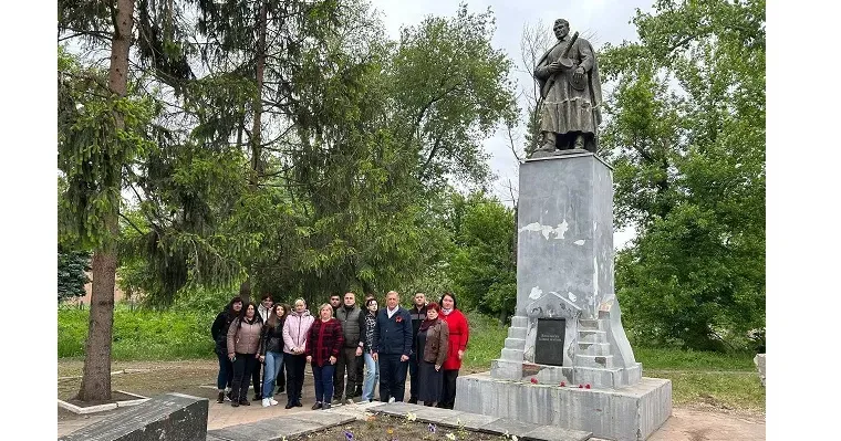 Скромний мітинг біля пам'ятника Невідомому солдатові. Фото: Борівська селищна військова адміністрація Скромний мітинг біля пам'ятника Невідомому солдатові.