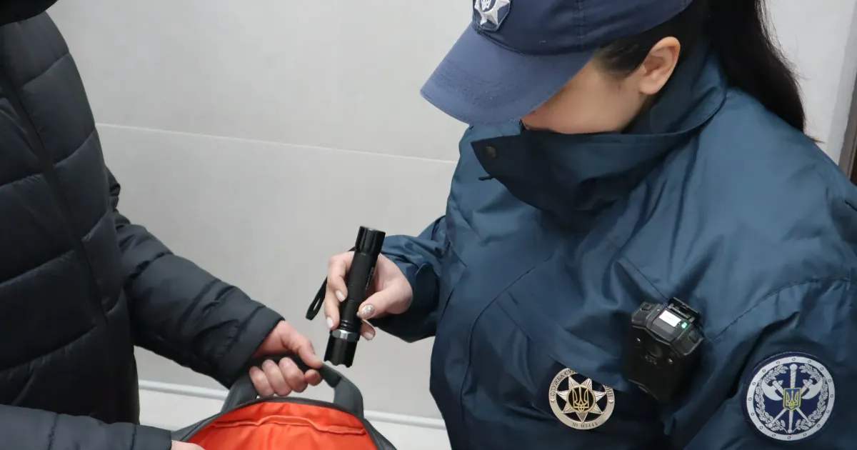 А що у вашій сумочці? Фото: Територіальне управління Державної судової адміністрації України у Харкiвській областi. https://hr.court.gov.ua/tu21/pres-centr/nov/1535128/