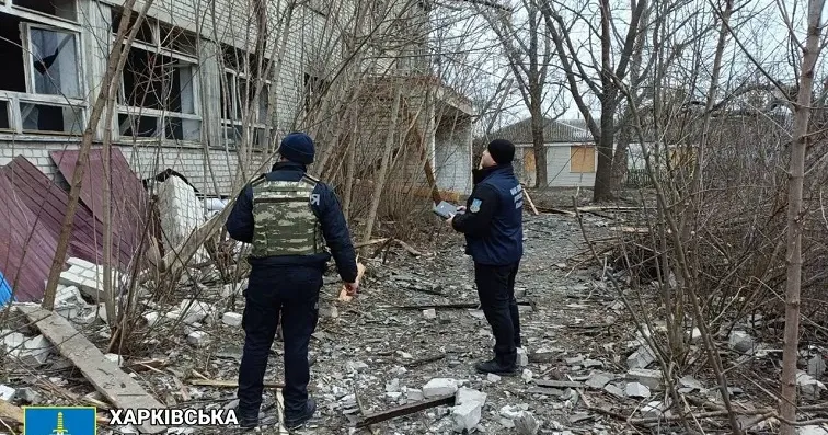 Слідчі оглядають пошкоджену будівлю колишнього дитсадка. Фото: Харківська обласна прокуратура Співробітники прокуратури оглядають пошкоджену будівлю колишнього дитсадка