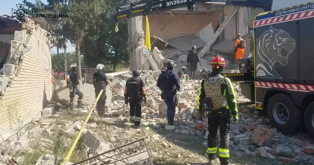 Світлини з сайтів ГУ ДСНС в ХО та ХОВА Обстріли Борівської громади не припиняються на порталі Gromada Group