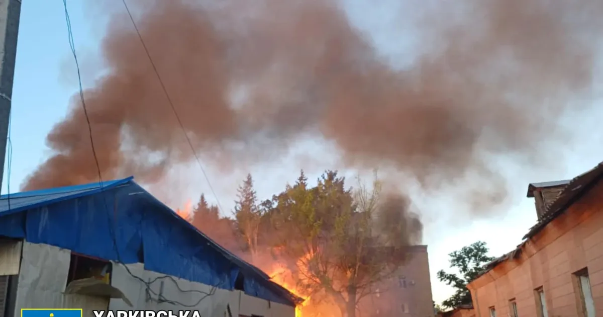 Наслідки ворожого обстрілу. Горить адміністративна будівля Сьогодні вночі ворого знову обстріляв Борову на порталі Gromada Group