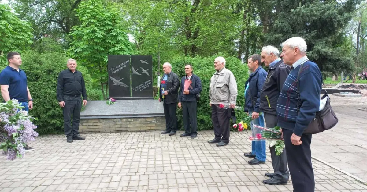 Пам’ять героїв-ліквідаторів, яких вже немає серед живих, вшанували хвилиною мовчання. Фото: Борівська селищна військова адміністрація Пам’ять героїв-ліквідаторів, яких вже немає серед живих, вшанували хвилиною мовчання.