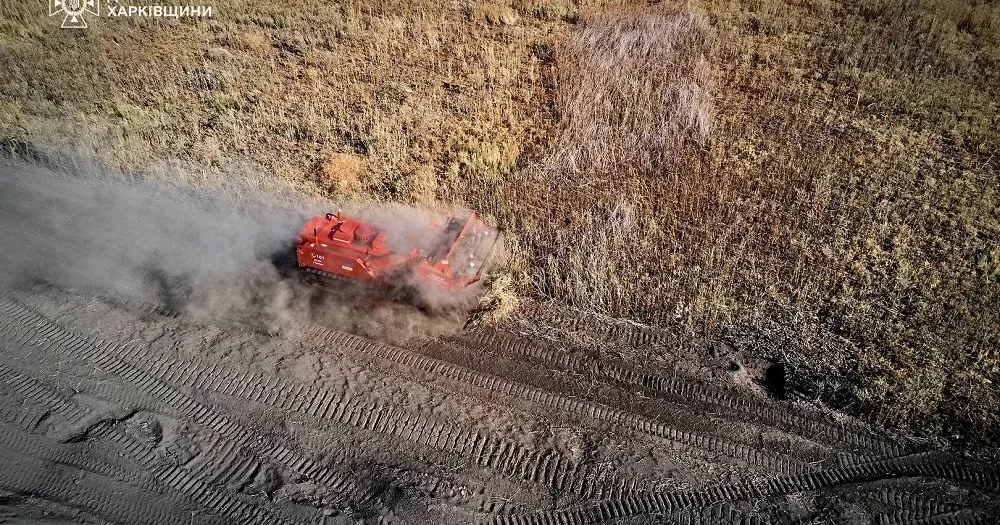 Світлини — ГУ ДСНС України у Харківській області Британець «Armtrac-400» та хорват «DOK-ING MV-4» зустрілися на полях Ізюмщини на порталі Gromada Group