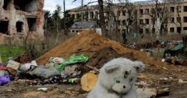 За два роки великої війни у Харківській області загинули майже 90 дітей. Фото: Украінформ. дитяча іграшка, як символ трагедії