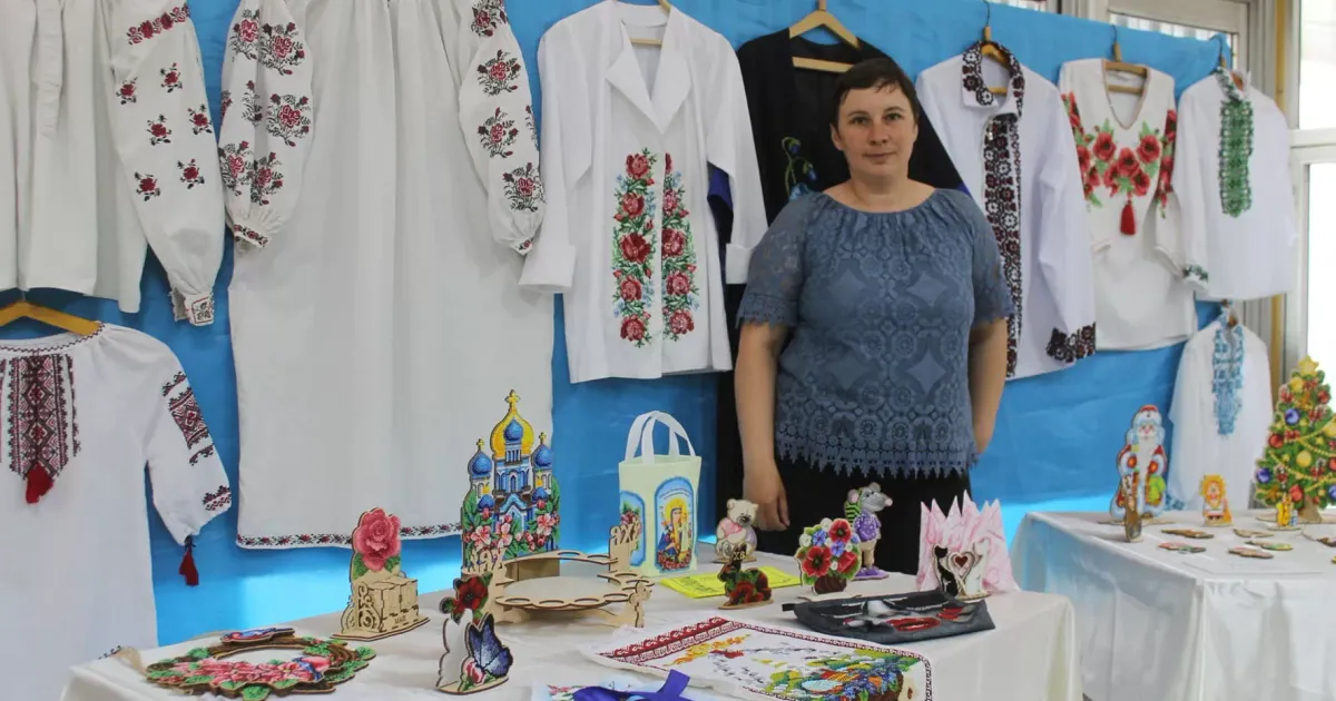 Анна Соколенко У Борівській громаді живе багато талановитих, обдарованих людей, які в’яжуть, вишивають, пишуть картини і т. ін. Чудові роботи представили майстрині на виставці, що проходила в Борівському палаці культури до Дня вишиванки.