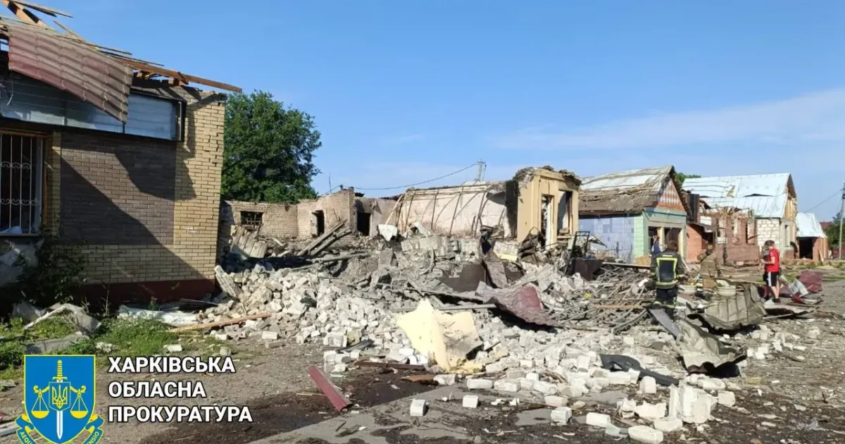 Наслідки одного з останніх обстрілів Борової. Фото: Харківська обласна прокуратура. Наслідки одного з останніх обстрілів Борової.