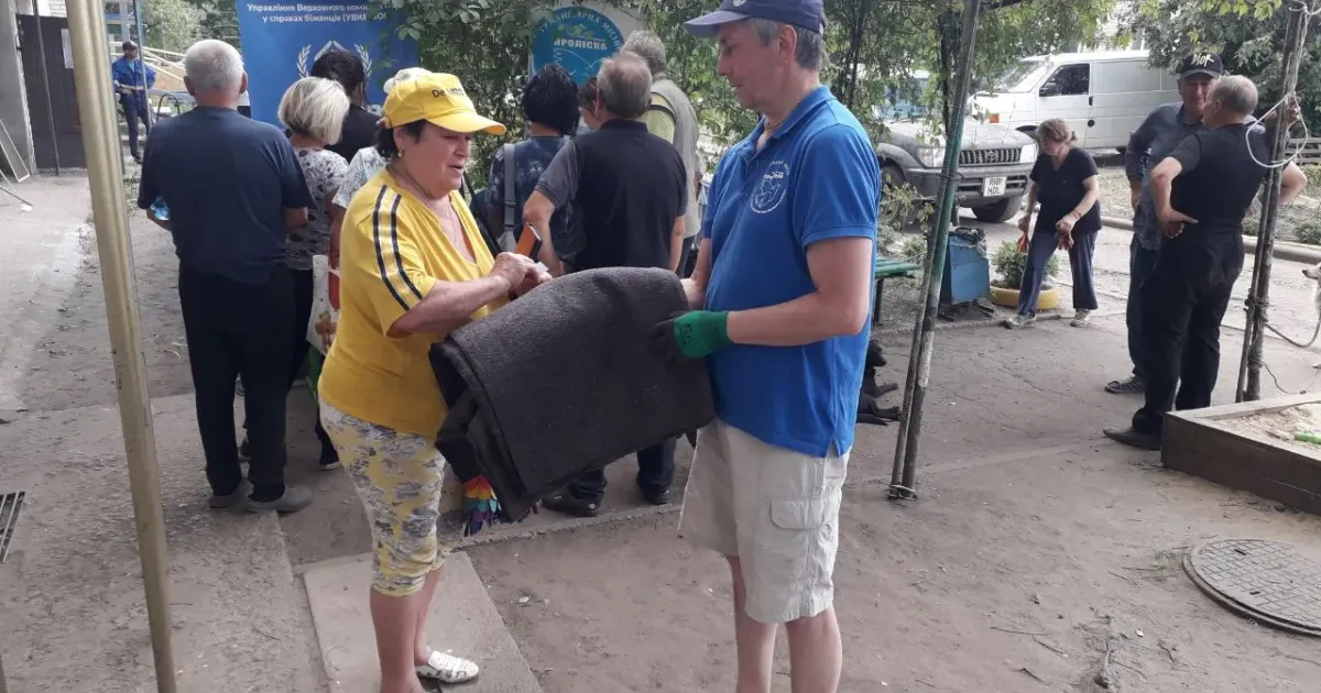 Жителі Борової отримують гуманітарну допомогу. Фото: гуманітарна місія "Проліска" Жителі Борової отримують гуманітарну допомогу